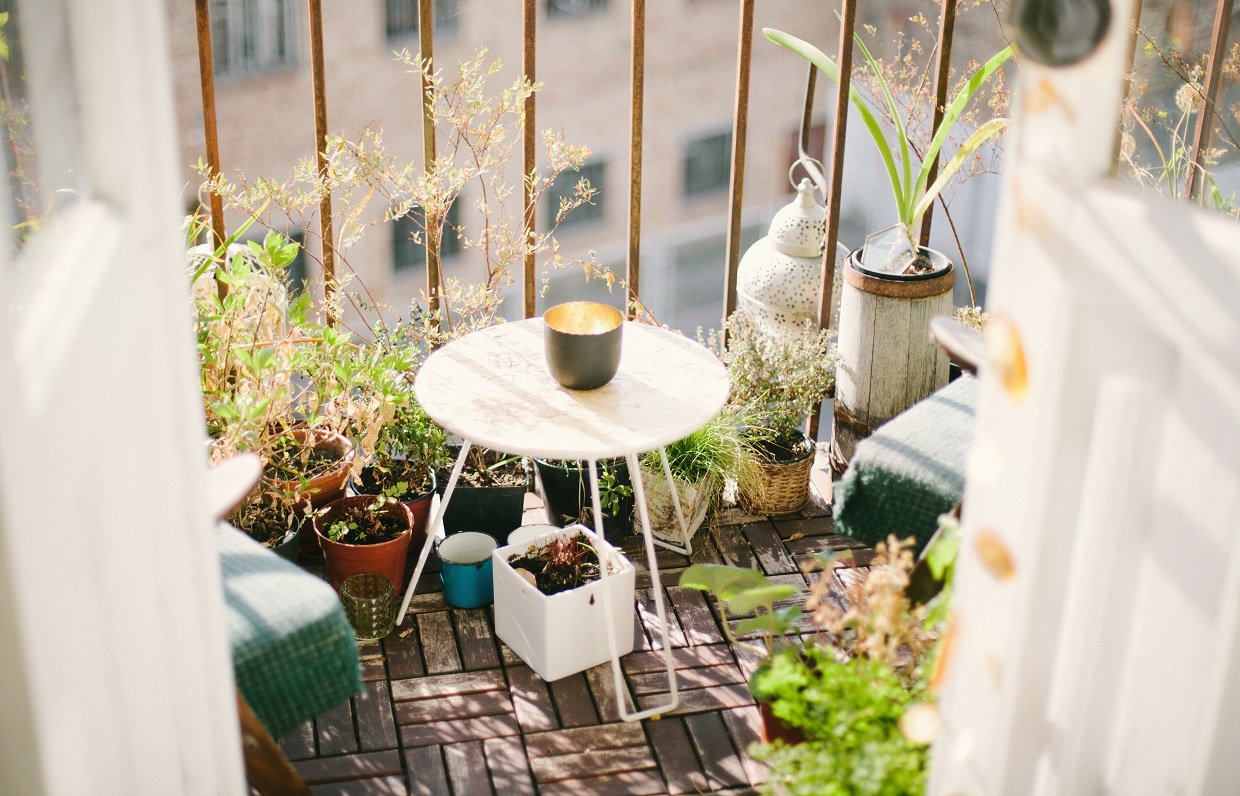 Jak wybrać meble na mały balkon?