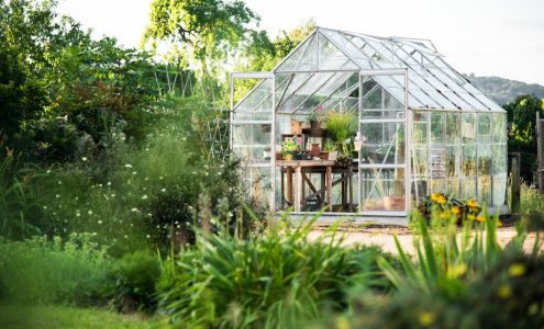Wybór idealnego domku ogrodowego – poradnik dla początkujących