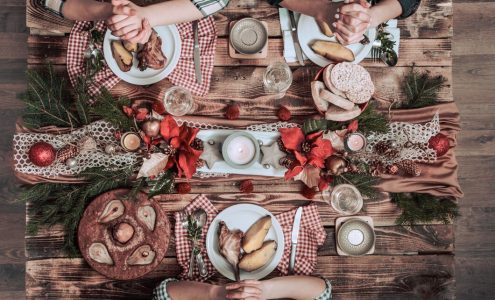 Jak wybrać idealny dodatek do świątecznego stołu? Przegląd trendów w tekstyliach domowych