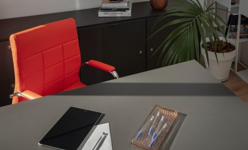 Jak wybrać idealną podkładkę na biurko dla zapewnienia pełnego komfortu i stylu w miejscu pracy?